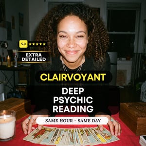 Op de afbeelding: Een persoon met krullend haar glimlacht achter een uitgestalde set tarotkaarten op een rode ondergrond. Tekstoverlays tonen 5.0 sterren, EXTRA DETAILED, CLAIRVOYANT DEEP PSYCHIC READING en SAME HOUR - SAME DAY. Een kaars en houten kisten.