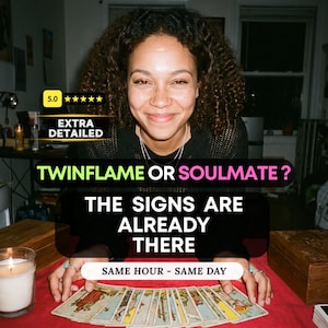 Könnte beinhalten: Eine Person mit lockigem Haar hinter ausgelegten Tarotkarten auf einer roten Fläche. Der Text lautet: 5.0 stars, EXTRA DETAILED, TWINFLAME OR SOULMATE? THE SIGNS ARE ALREADY THERE, SAME HOUR - SAME DAY. Eine brennende Kerze und Holzkisten sind zu sehen.