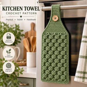 Puede incluir: Un paño de cocina de ganchillo verde salvia colgado de un tirador de horno, con un patrón texturizado de puntos de burbuja y un botón de madera clara. El texto dice KITCHEN TOWEL CROCHET PATTERN, Practical, Stylish, Handmade, PDF INSTANT DOWNLOAD.