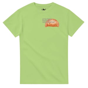 Può includere: Una t-shirt a maniche corte color verde lime con una grafica sul petto sinistro. La grafica raffigura un'empanada arancione con il testo "practice radical empanadas" stampato in un carattere stile macchina da scrivere sopra l'illustrazione.