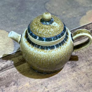 Théière Jianzhan à glaçure jaune et bordure bleue, fabriquée à la main en céramique, dimensions personnalisables.