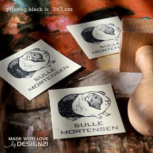 Puede incluir: Tres tarjetas cuadradas blancas con ilustraciones en blanco y negro de un conejillo de indias. Cada tarjeta tiene el texto "SULLE MORTENSEN" impreso en ella. Las tarjetas miden 3x3 cm y están hechas para estampar.