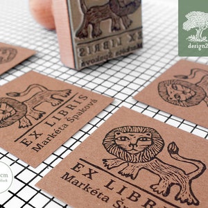 Leão: carimbo personalizado (4 x 4 cm)