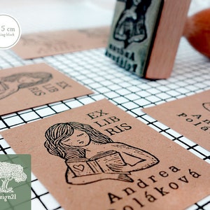 Ragazza con libro: timbro personalizzato (4x5 cm)