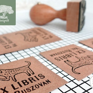 Perro con libro: sello de caucho personalizado (3 x 3 cm)