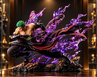 Puede incluir: Una figura de estilo anime de un espadachín de pelo verde con un atuendo oscuro, empuñando una katana. La figura está rodeada de llamas de energía violetas translúcidas y se alza sobre una base rocosa texturizada en una pose de acción.