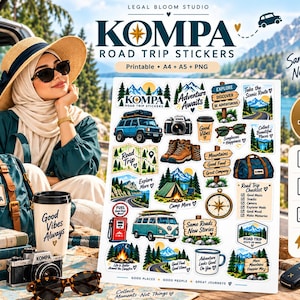 Puede incluir: Una hoja de pegatinas digitales titulada Kompa Road Trip Stickers que presenta varias ilustraciones con temática de viajes, incluyendo un SUV azul, una furgoneta vintage, una cámara, botas de montaña, una tienda de campaña, una brújula y señales de tráfico.