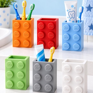 Peut inclure: Un ensemble de six porte-brosses à dents rectangulaires en forme de grandes briques de construction orange, rouge, bleu, vert, gris et blanc. Chaque support présente six tenons circulaires avec le logo LEGO et contient des brosses à dents et du dentifrice.