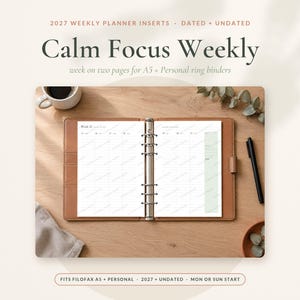 Puede incluir: Una agenda de anillas de cuero color canela abierta en una distribución semanal con páginas blancas con líneas de cuadrícula y el texto 2027 Weekly Planner Inserts, Calm Focus Weekly, week on two pages for A5 and Personal ring binders.