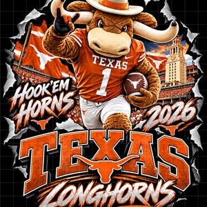 Könnte beinhalten: Ein Grafikdesign mit einem braunen Longhorn-Maskottchen, das einen weißen Cowboyhut und ein orangefarbenes Trikot mit der Aufschrift TEXAS 1 trägt. Das Maskottchen hält einen Football. Text umfasst HOOK'EM HORNS, 2026 und TEXAS LONGHORNS.