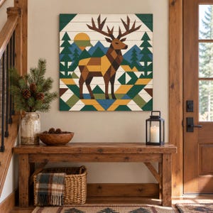 Könnte beinhalten: Ein quadratisches Wandbild aus Holz mit einem geometrischen Elch in Brauntönen, der in einer Waldlandschaft mit grünen Kiefern, blauen Bergen und einer gelben Sonne steht, alles zusammengesetzt aus horizontalen, segmentierten Holzplanken.