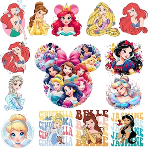 Pode incluir: Uma coleção de ilustrações coloridas de desenhos animados com várias princesas animadas, incluindo Ariel, Bela, Rapunzel, Branca de Neve, Elsa, Cinderela e Jasmine, dispostas com retratos de personagens e designs de texto estilizados.