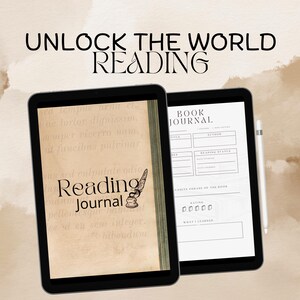 Puede incluir: Dos tabletas digitales que muestran una interfaz de diario de lectura. La pantalla izquierda muestra una portada de estilo vintage con el texto Reading Journal y una ilustración de tintero. La pantalla derecha muestra una plantilla de diario con campos.