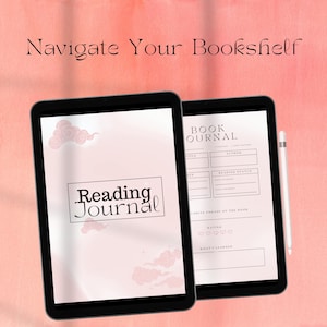 Puede incluir: Dos tabletas muestran un diario de lectura digital con un fondo rosa suave y motivos de nubes. El texto dice Navigate Your Bookshelf, Reading Journal y Book Journal con campos para título, autor, estado de lectura y calificación. Incluye un lápiz óptico.