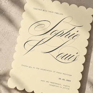 Puede incluir: Una tarjeta de invitación de boda rectangular de color crema con bordes festoneados. El texto dice: TOGETHER WITH THEIR FAMILIES, Sophie & Louis, Invite you to the celebration of their marriage, 26. JUL. 20XX, parc del mediterani, puglia, reception to follow.