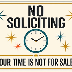 Può includere: Un cartello rettangolare con sfondo color crema e un bordo sottile. Il testo NO SOLICITING e OUR TIME IS NOT FOR SALE è scritto in nero. Un'icona centrale di un orologio verde acqua è circondata da stelle verde acqua, oro e arancioni.