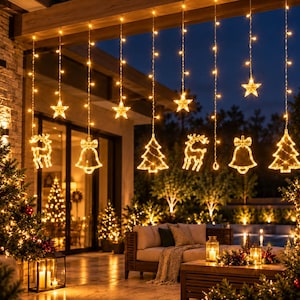 Può includere: Un set di luci a tenda LED bianco caldo appese a una trave di legno, con forme illuminate pendenti tra cui stelle, renne, campane e alberi di Natale, creando un'esposizione festiva contro uno sfondo serale scuro all'aperto.