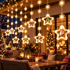 Op de afbeelding: Een set hangende LED-lichtsnoeren met verlichte sneeuwvlokpatronen en doorzichtige stervormige ornamenten. Elke ster bevat een klein feestelijk figuurtje, waaronder de Kerstman, sneeuwpoppen en kerstbomen, die een warm wit licht uitstralen.