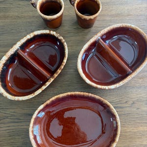 Vintage Hull Pottery Brown Drip 5-delars set, 2 delade serveringsskålar, 2 muggar och fat, ugnssäker USA, 1960-tals retro stengods
