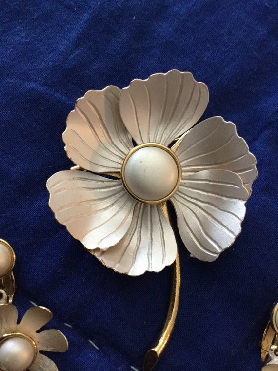 Vintage White Enameled Flower with Matching Earri… - image 2