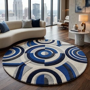 Könnte beinhalten: Ein runder Teppich mit einem geometrischen Muster aus konzentrischen Kreisen und Bögen in Marineblau, Hellblau, Grau und Creme. Das Design besteht aus geschichteten, texturierten kreisförmigen Formen, die ein sich wiederholendes, symmetrisches Motiv bilden.