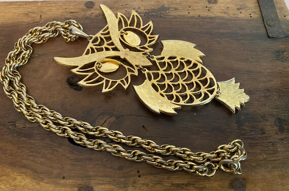 Vintage 70s Gold-tone Filigree Articulated OWL Pe… - image 2