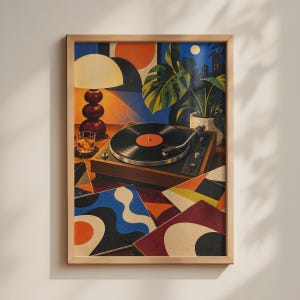 Könnte beinhalten: Ein gerahmter Kunstdruck zeigt einen hölzernen Plattenspieler auf einem Tisch mit einem Glas bernsteinfarbener Flüssigkeit, einer Lampe und einer Monstera-Pflanze im Topf. Mehrere bunte, abstrakte Schallplattencover liegen im Vordergrund.