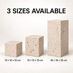 Peut inclure: Trois blocs de pierre travertin beige à la texture poreuse. Le texte 3 SIZES AVAILABLE figure au-dessus. Les blocs mesurent 10 x 10 x 10 cm, 12 x 12 x 15 cm et 18 x 18 x 35 cm, comme indiqué par le texte sous chaque bloc de pierre.