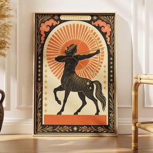 Könnte beinhalten: Ein rechteckiger Wandkunstdruck mit der schwarzen Silhouette eines Zentaur-Bogenschützen vor einem cremefarbenen Hintergrund mit einer großen orangefarbenen Sonne. Der Text SAGITTARIUS ist oben zentriert. Das Design enthält orange Wolken, Sterne und florale Ränder.
