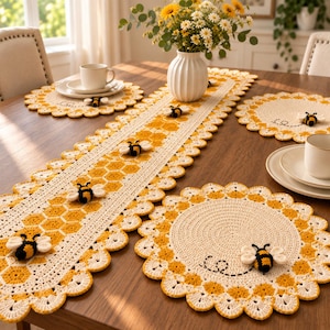 Puede incluir: Un camino de mesa y manteles individuales redondos de ganchillo a juego con un patrón de panal amarillo y crema y bordes festoneados. Cada pieza está decorada con pequeñas aplicaciones de abejas rellenas en 3D con cuerpos negros y amarillos.