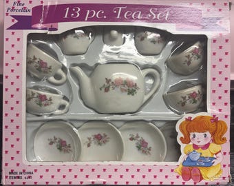 Vintage 13-teiliges Miniatur-Porzellan-Teeservice mit rosa Rosen | Originalverpackung | Puppen-Teeservice | Cottagecore-Dekor