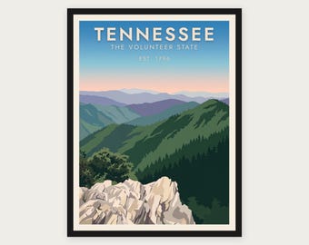 Puede incluir: Un póster enmarcado con una ilustración de paisaje de las montañas de Tennessee. El texto dice TENNESSEE THE VOLUNTEER STATE EST. 1796. La escena muestra acantilados rocosos en primer plano, laderas boscosas de color verde oscuro y cadenas montañosas púrpuras bajo un cielo degradado azul y rosa.