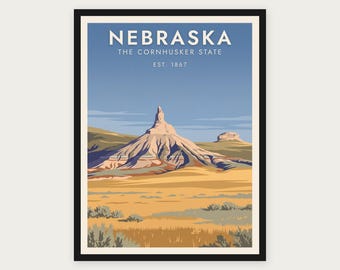 Puede incluir: Un póster enmarcado con una ilustración paisajística de Nebraska con el texto NEBRASKA THE CORNHUSKER STATE EST. 1867. La imagen muestra una formación rocosa central bajo un cielo azul, con llanuras doradas y arbustos verdes en primer plano.