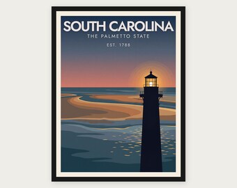 Puede incluir: Un póster enmarcado que muestra la silueta oscura de un faro contra un cielo al atardecer sobre el océano. El texto dice SOUTH CAROLINA THE PALMETTO STATE EST. 1788. La paleta de colores incluye azules profundos, naranjas y morados.