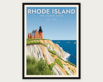 Puede incluir: Un póster de viaje enmarcado que muestra un faro en un acantilado sobre el océano. El texto dice RHODE ISLAND THE OCEAN STATE EST. 1790. La escena incluye un cielo azul, un faro naranja, acantilados blancos y pequeños veleros.