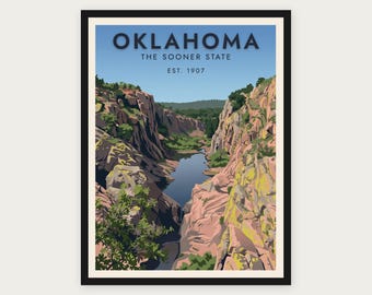 Puede incluir: Una impresión artística rectangular que muestra un paisaje de acantilados rocosos y un río central. El texto dice OKLAHOMA THE SOONER STATE EST. 1907. La paleta de colores incluye tonos de azul, beige, marrón y verde, enmarcada por un borde negro.