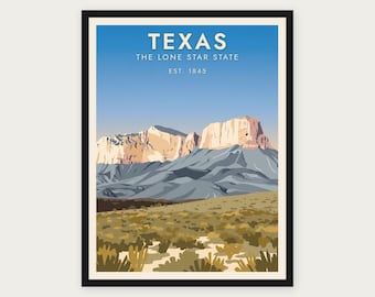 Puede incluir: Una lámina artística enmarcada con un paisaje de montañas de Texas bajo un cielo azul claro. El texto dice TEXAS, THE LONE STAR STATE y EST. 1845. El primer plano muestra vegetación desértica en tonos bronce y verde ante picos rocosos.