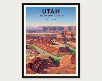 Puede incluir: Un póster de viaje enmarcado con una ilustración estilizada de un paisaje de cañón desértico con un río serpenteante. El texto UTAH THE BEEHIVE STATE EST. 1896 aparece en letras azul oscuro sobre un cielo azul claro sobre las rocas.
