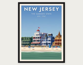 Puede incluir: Un póster de viaje enmarcado que muestra una hilera de coloridas casas de playa victorianas a lo largo de una orilla arenosa. El texto dice NEW JERSEY THE GARDEN STATE EST. 1787. La escena incluye un cielo azul, olas verdes y sombrillas.