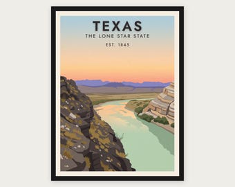 Puede incluir: Una lámina artística enmarcada que muestra un paisaje de un río serpenteando entre acantilados rocosos bajo un cielo al atardecer. El texto dice TEXAS, THE LONE STAR STATE, EST. 1845. La paleta de colores incluye tonos azules, naranjas, rosas y verdes.