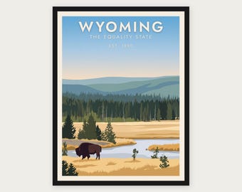 Puede incluir: Una impresión artística enmarcada que muestra un paisaje de Wyoming con un bisonte marrón en primer plano, un río sinuoso, campos dorados, un bosque denso y montañas azules distantes bajo un cielo despejado con el texto WYOMING THE EQUALITY STATE EST. 1890.