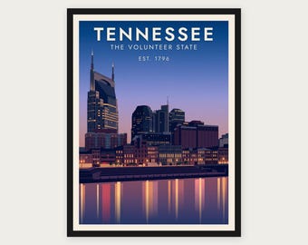 Puede incluir: Una lámina artística enmarcada que muestra el horizonte de Nashville al atardecer con un cielo en degradado azul y morado. El texto dice TENNESSEE THE VOLUNTEER STATE EST. 1796. Los edificios se reflejan en el agua oscura.