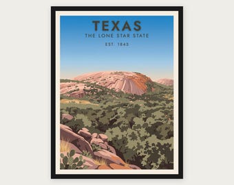 Puede incluir: Una lámina enmarcada que muestra un paisaje de Texas con una gran formación rocosa de color rosa parduzco, árboles verdes y cactus. El texto TEXAS, THE LONE STAR STATE y EST. 1845 aparece bajo un cielo azul claro en la parte superior.