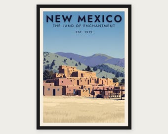 Puede incluir: Un póster de viaje enmarcado que muestra una estructura de adobe de varios niveles en un paisaje desértico con montañas al fondo. El texto dice NEW MEXICO THE LAND OF ENCHANTMENT EST. 1912 en letras azul oscuro sobre un cielo azul claro.