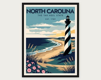 Puede incluir: Un póster de viaje enmarcado de Carolina del Norte con un faro de rayas blancas y negras en una playa de arena con hierba alta y flores rosas en primer plano. El texto dice NORTH CAROLINA THE TAR HEEL STATE EST. 1789.