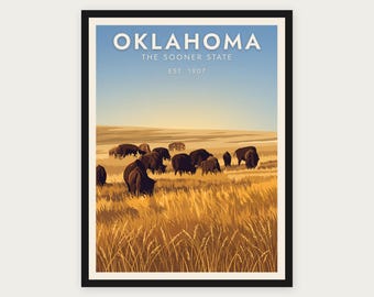 Puede incluir: Un póster enmarcado con una ilustración de paisaje de Oklahoma que muestra una manada de bisones marrones pastando en un campo de pradera dorado bajo un cielo azul claro. El texto dice OKLAHOMA THE SOONER STATE EST. 1907.