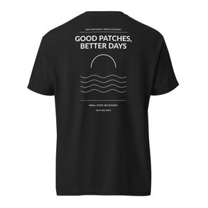 Könnte beinhalten: Ein schwarzes Kurzarm-T-Shirt mit weißem Text und einer Liniengrafik auf der Rückseite. Der Text lautet: RACK AND WAVE // MODULAR GOODS, GOOD PATCHES, BETTER DAYS, SMALL STEPS, BIG SOUNDS und RACK AND WAVE über und unter einem Sonnen- und Wellensymbol.