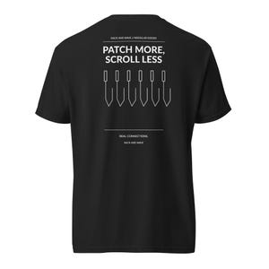 Könnte beinhalten: Ein schwarzes Kurzarm-T-Shirt mit weißem Text auf der Rückseite, der "RACK AND WAVE // MODULAR GOODS", "PATCH MORE, SCROLL LESS", "REAL CONNECTIONS." und "RACK AND WAVE" über und unter einer Grafik von sechs weißen Nähnadeln in Linienoptik zeigt.
