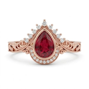 Anello di fidanzamento con rubino creato in laboratorio a forma di pera, pavé di moissanite in oro rosa, stile corona vintage.