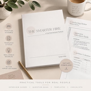 Pode incluir: Um livro branco intitulado The Smarter Hire: A Practical Interview Playbook de Susan May, acompanhado de guias de entrevista impressos, uma caneta dourada e uma caneca branca com o texto Good People Better Business. Inclui ícones.